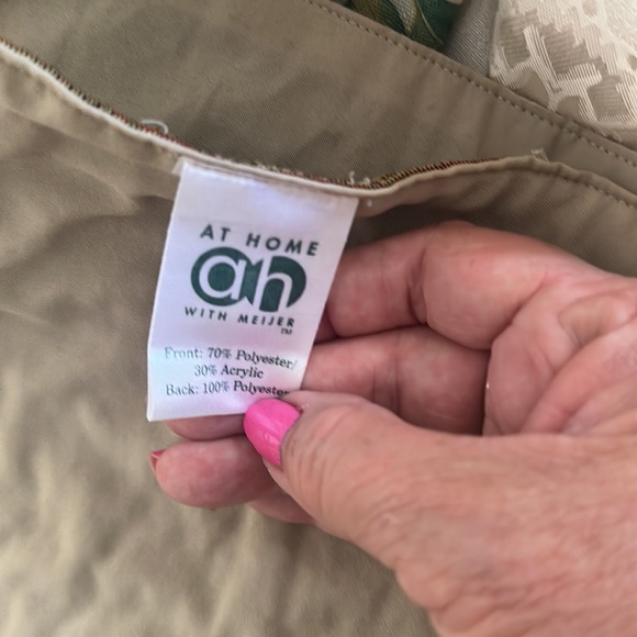 8 Floral with Teapots Fabric Placemats made by At Home. All in good condition. - Picture 3 of 3